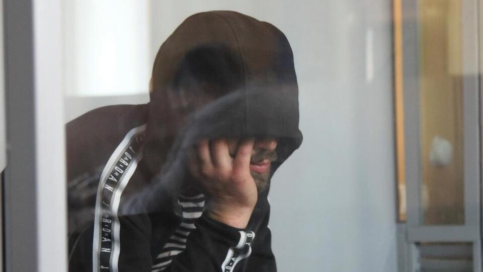 На засіданні суду підозрюваний говорив тихо й ховав обличчя під капюшоном