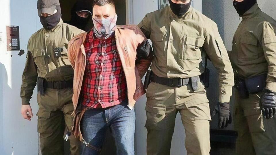 На заседании Латыпов был прикован наручниками к конвоирам