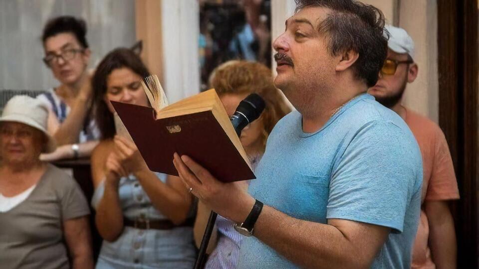 Журналисты-расследователи выяснили, что за год до покушения за Быковым велась слежка