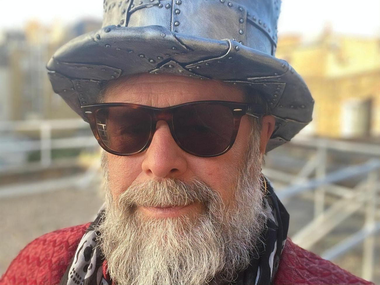 "Подношение интересному времени. Песня 72. "Вино из песка", – написал Гребенщиков под видео из Тоннеля любви