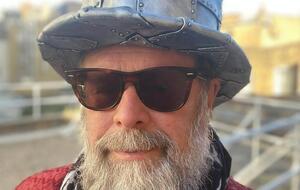 "Дарування цікавому часу. Пісня 72. "Вино из песка", – написав Гребенщиков під відео з Тунелю кохання