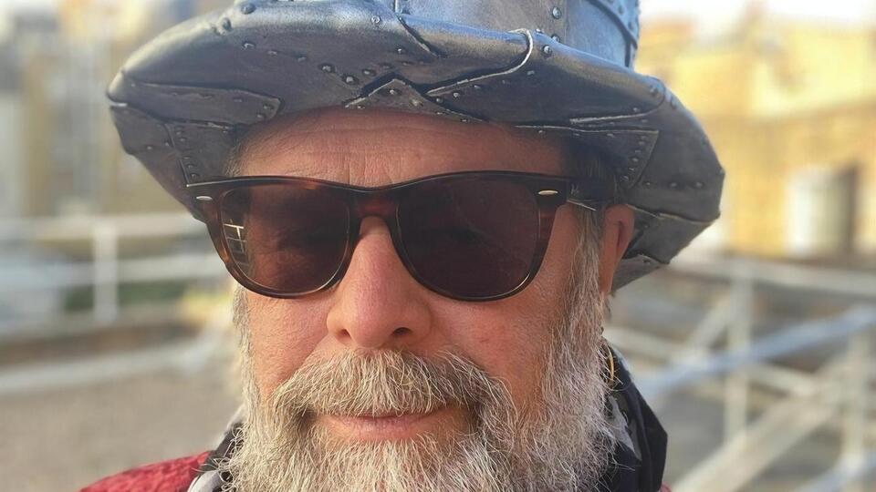 "Дарування цікавому часу. Пісня 72. "Вино из песка", – написав Гребенщиков під відео з Тунелю кохання