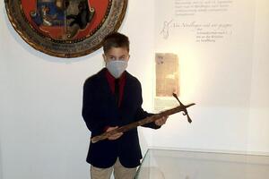 Мальчик передал 400-летнюю находку в музей