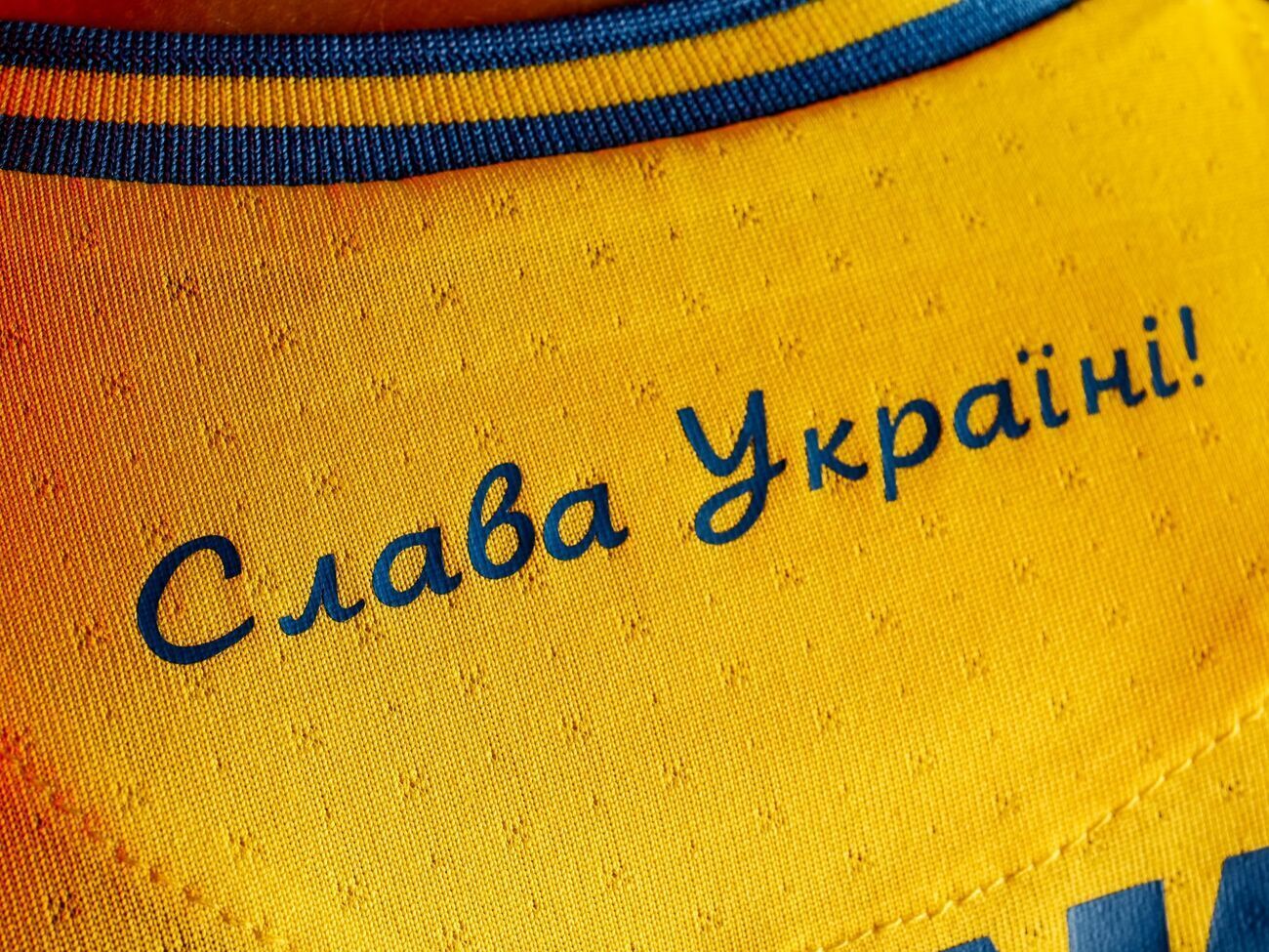 Украинцы оставляют на страницах МИД РФ, УЕФА и Российского футбольного союза "неполитическую фразу общенационального значения"