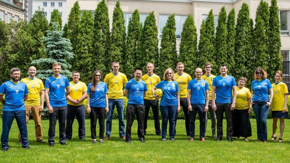 Американские дипломаты поддержали сборную Украины по футболу