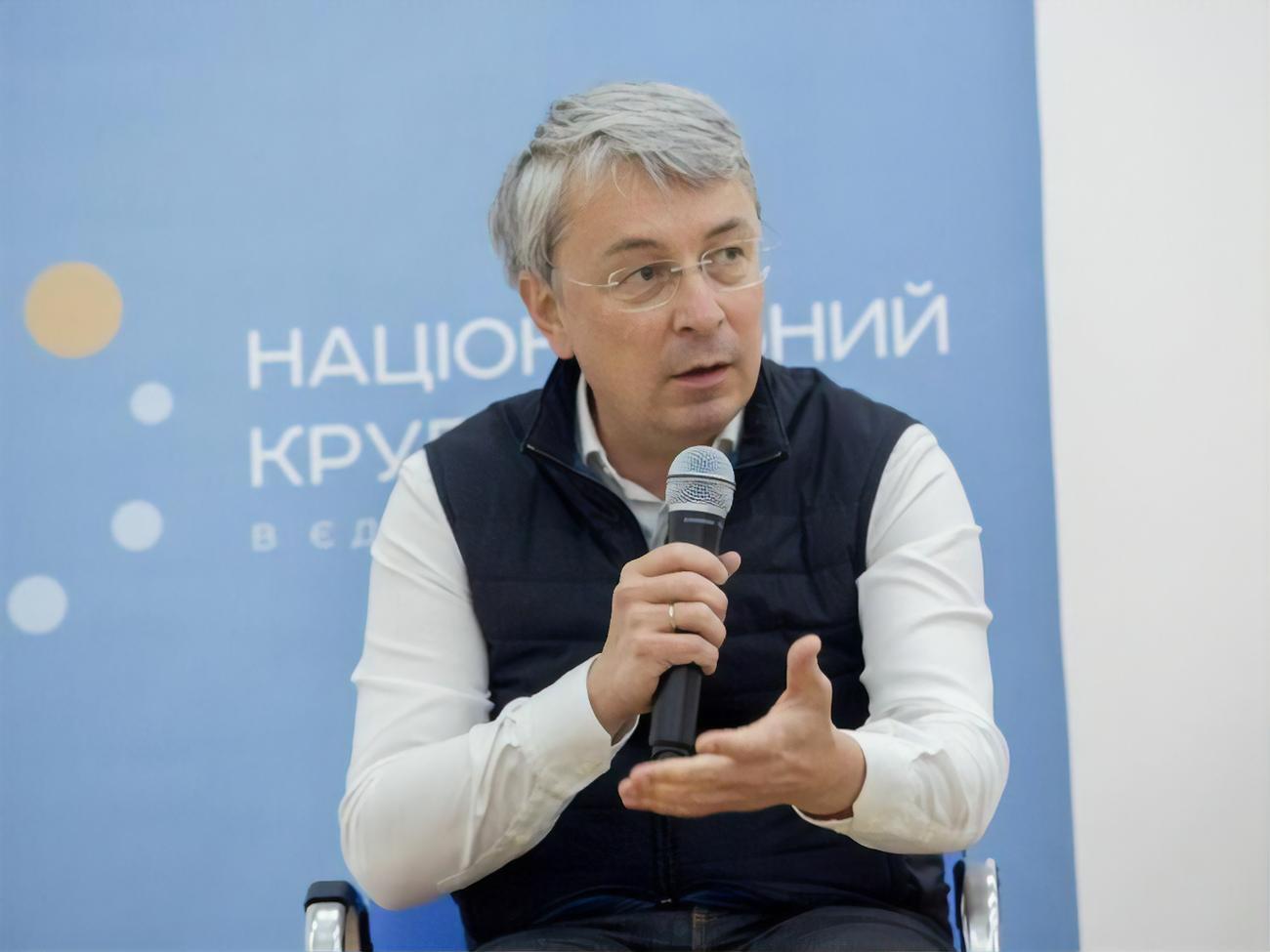 Ткаченко "не совсем хорошо" относится к гастролям российских артистов в Украине, но считает, что нужно иметь взвешенную позицию по этому вопросу