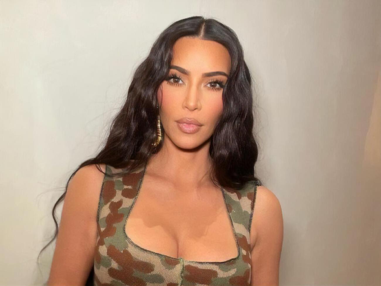 Кардашян снялась в облегающем топе