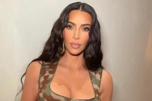 Кардашян снялась в облегающем топе
