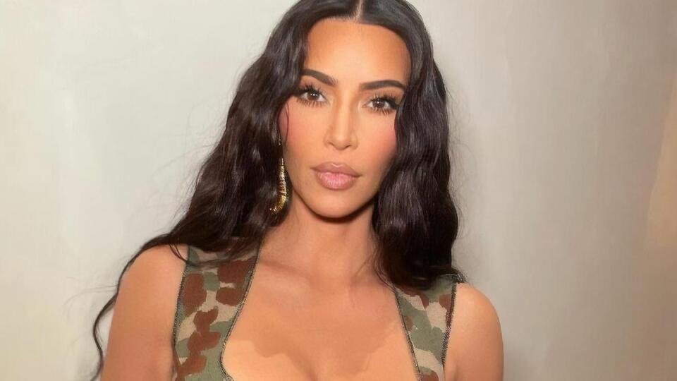 Кардашян снялась в облегающем топе