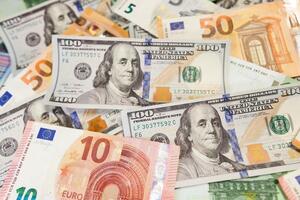 Колишній головний бухгалтер під час оплати послуг у євро не переконався у правильності сплати суми коштів за договором