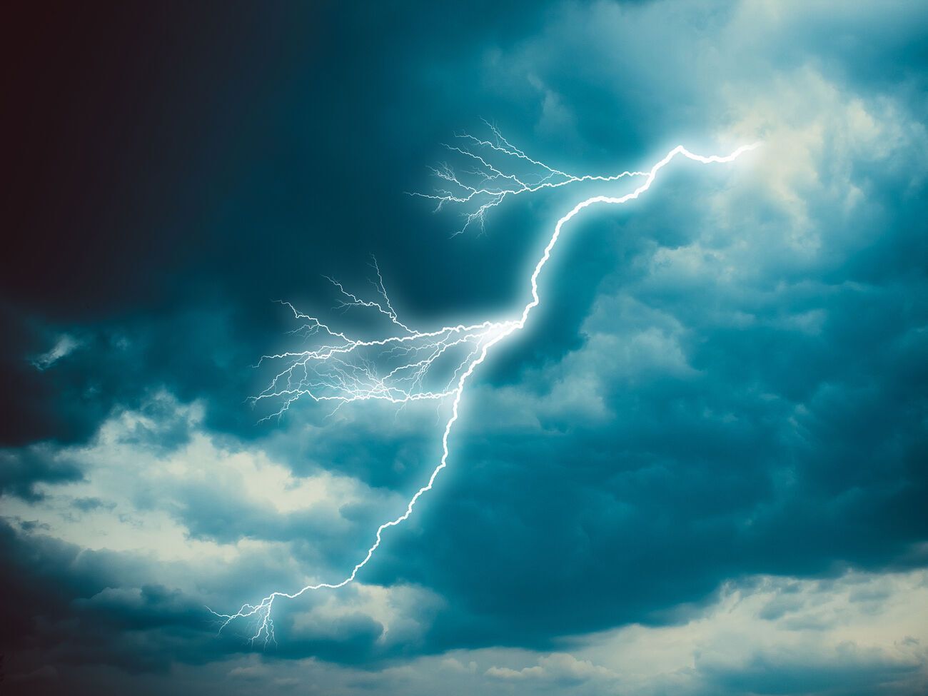 Девочка получила удар молнией, находясь в доме