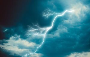 Девочка получила удар молнией, находясь в доме