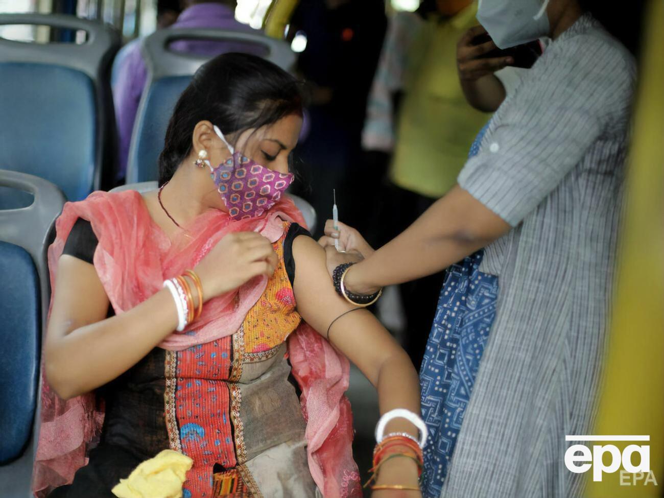 Вакцинацію проти коронавірусу у світі почали наприкінці 2020 року