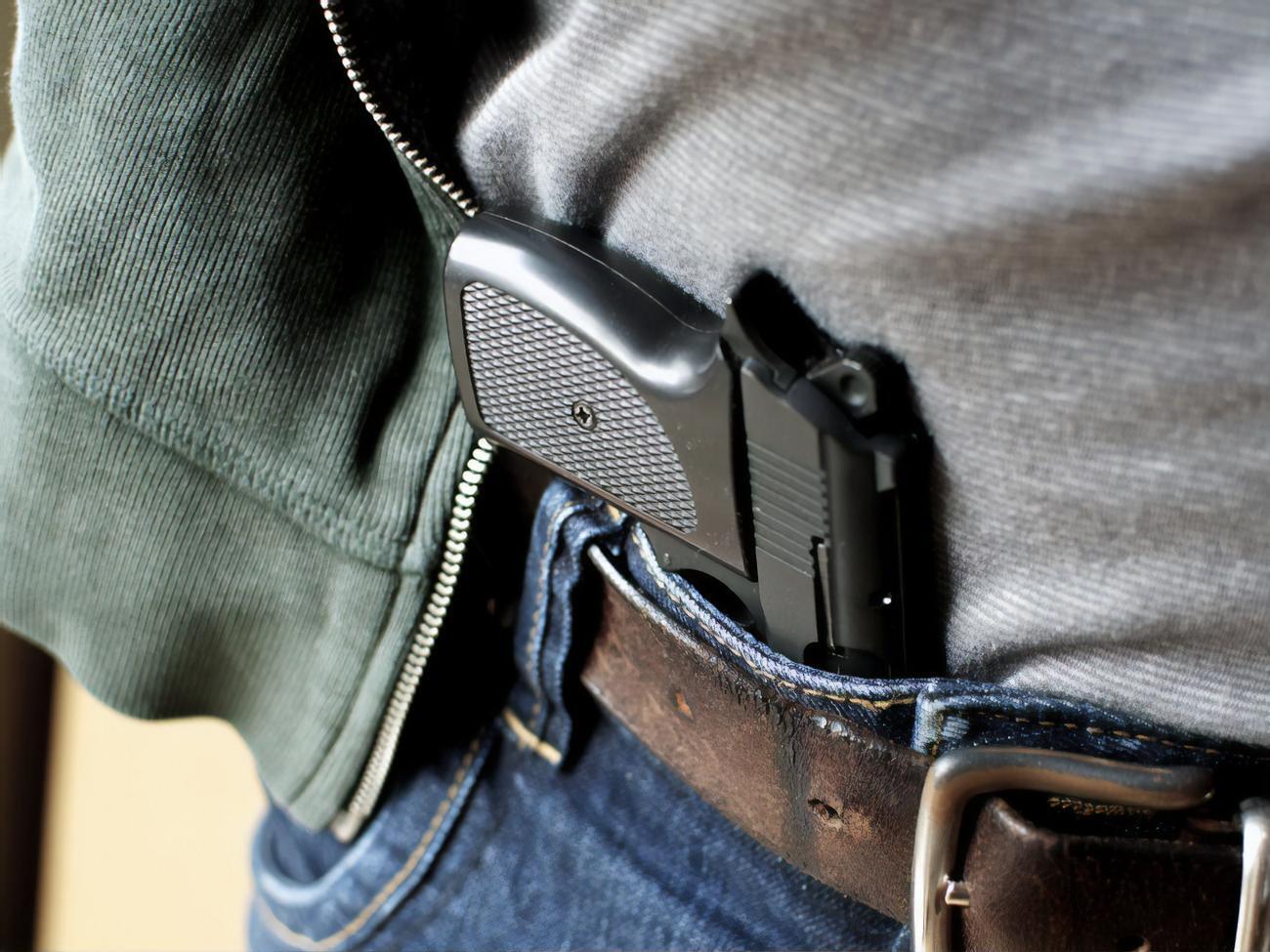 Мотивы стрелка пока неизвестны, полиция ищет нападавшего