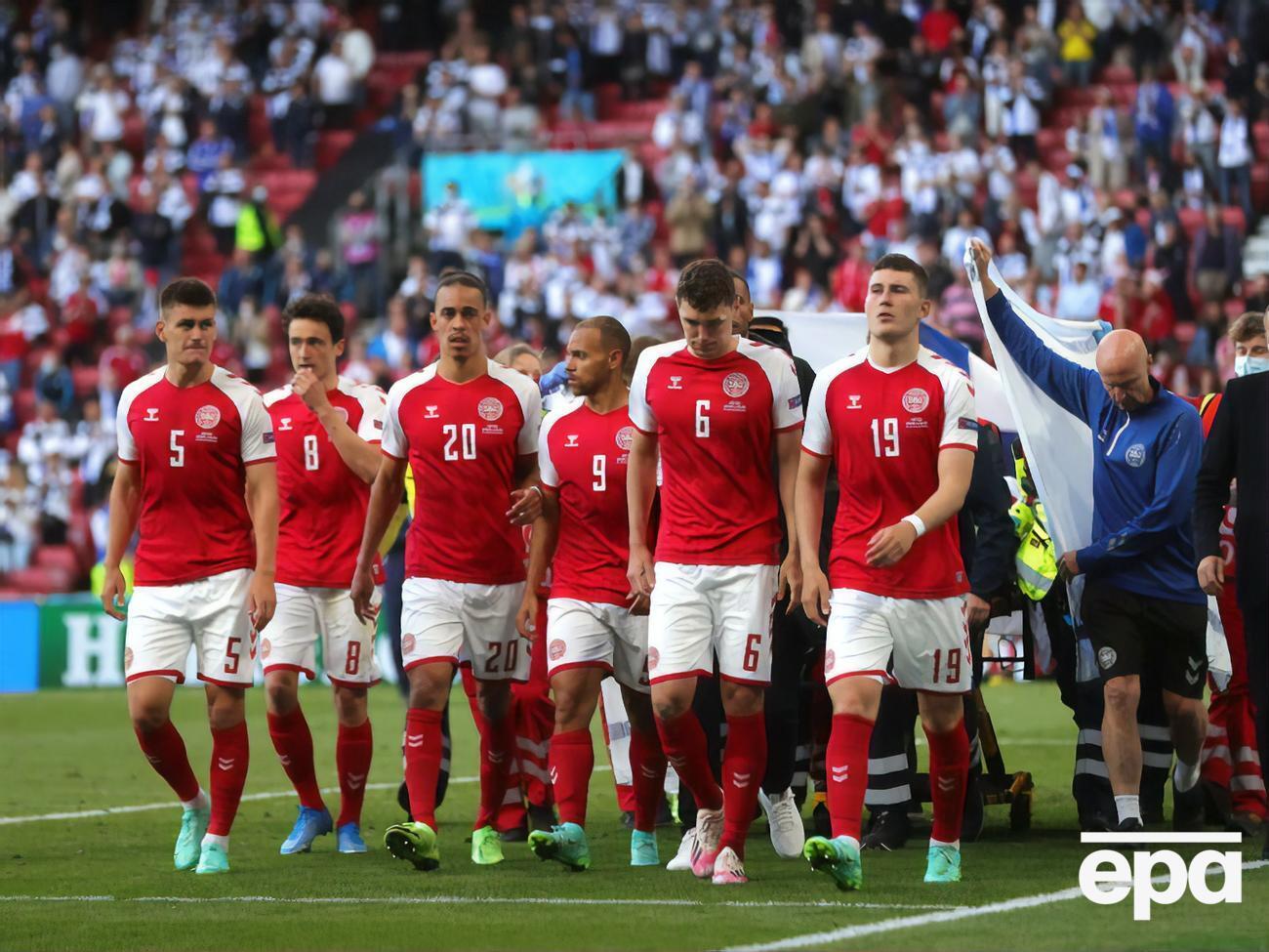 Еріксена несли з поля на ношах