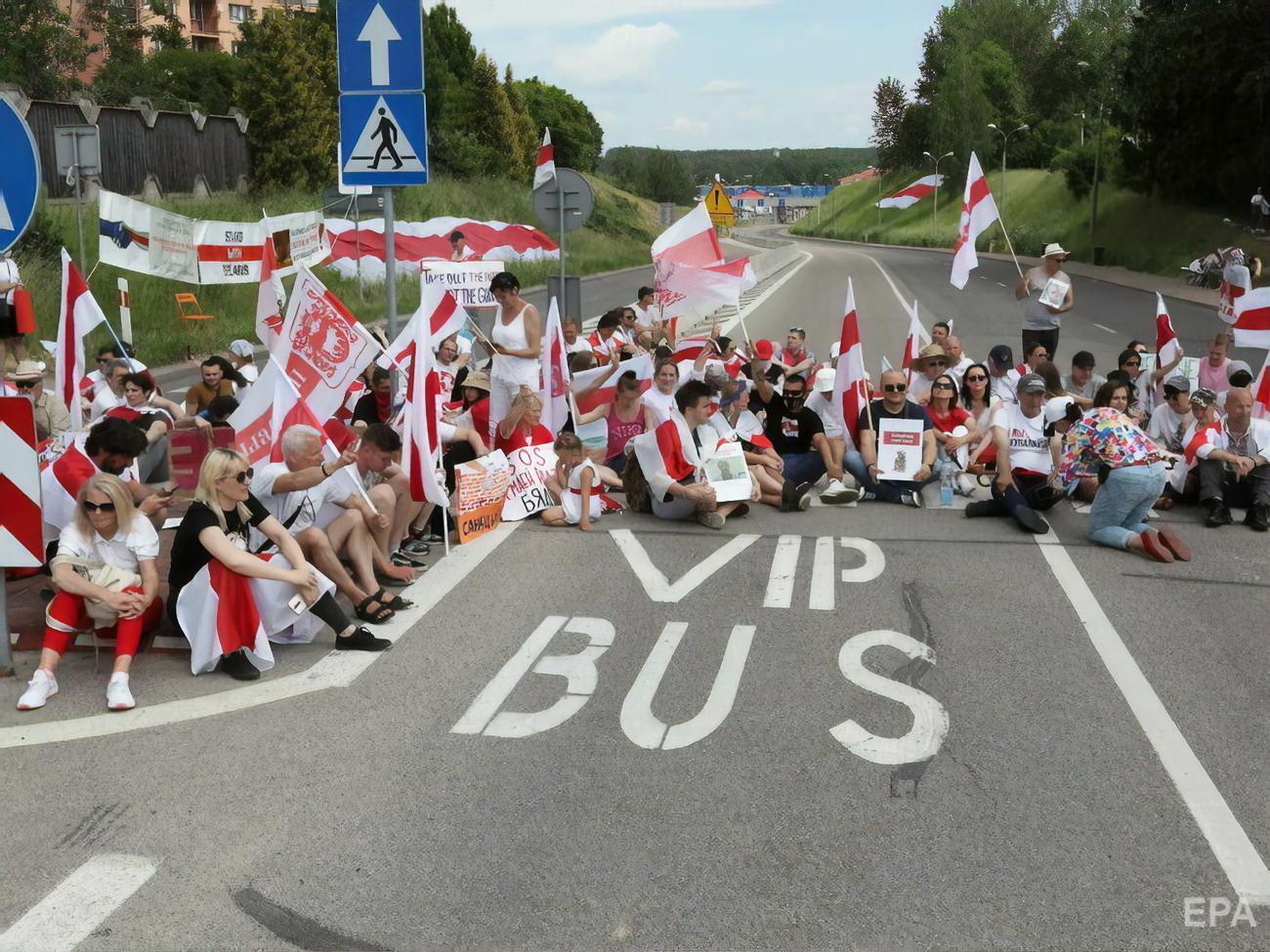 Білоруси влаштували акції протесту біля кордонів у Польщі, Литві та Україні. Фоторепортаж