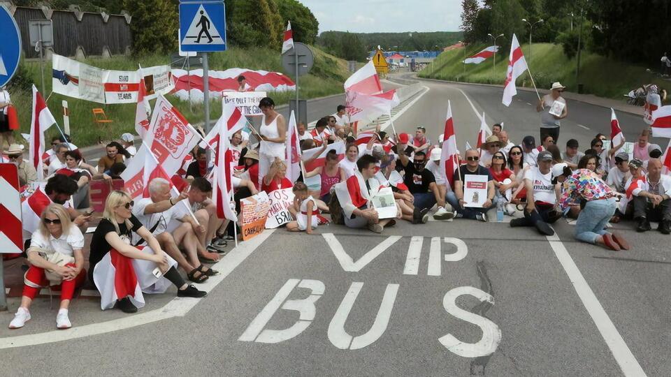 Білоруси влаштували акції протесту біля кордонів у Польщі, Литві та Україні. Фоторепортаж