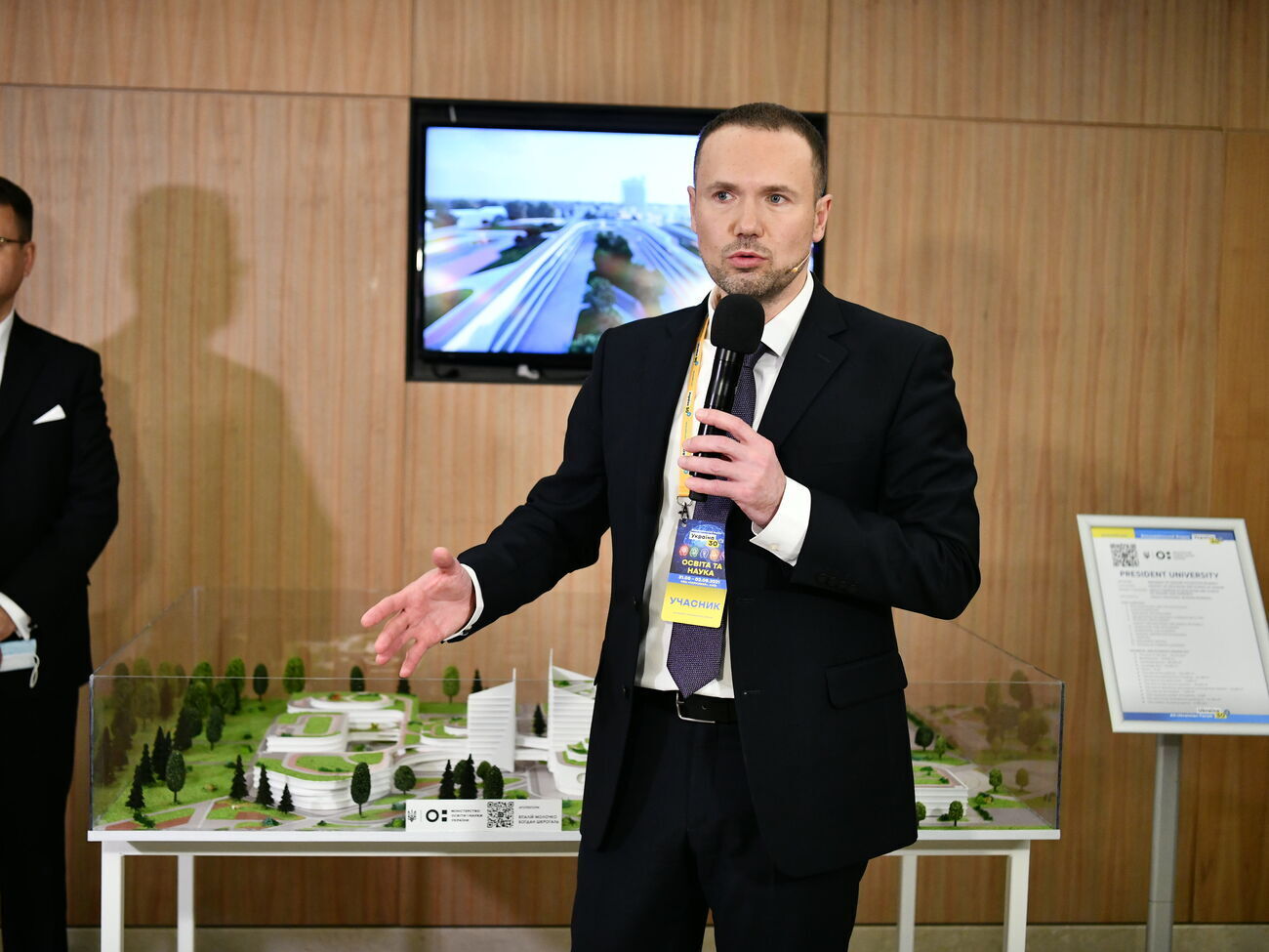 Шкарлет не став озвучувати розміри зарплати педагогів, які працюватимуть у президентському університеті, оскільки&nbsp;"вже одна пропозиція була озвучена про зарплату"