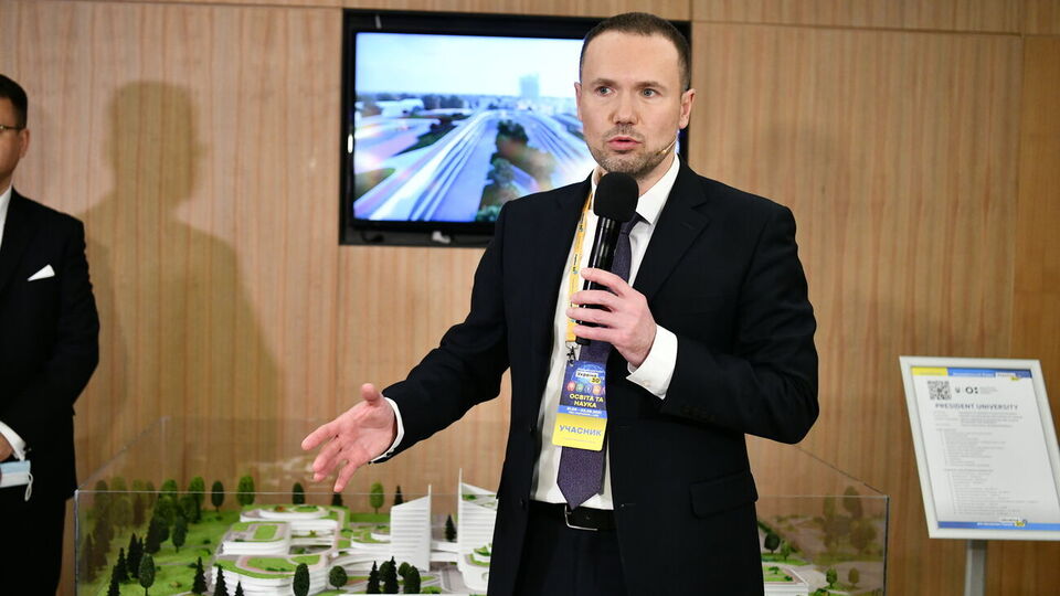 Шкарлет не став озвучувати розміри зарплати педагогів, які працюватимуть у президентському університеті, оскільки "вже одна пропозиція була озвучена про зарплату"