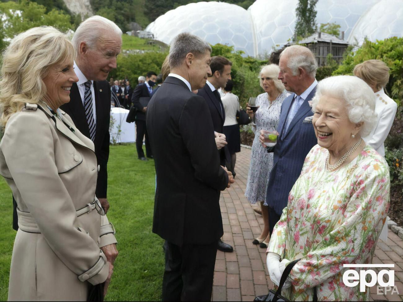 Журналісти зазначили, що королева Єлизавета II (праворуч) не образилася на подружжя Байденів