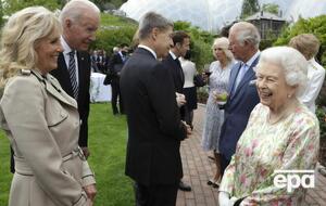 Журналісти зазначили, що королева Єлизавета II (праворуч) не образилася на подружжя Байденів