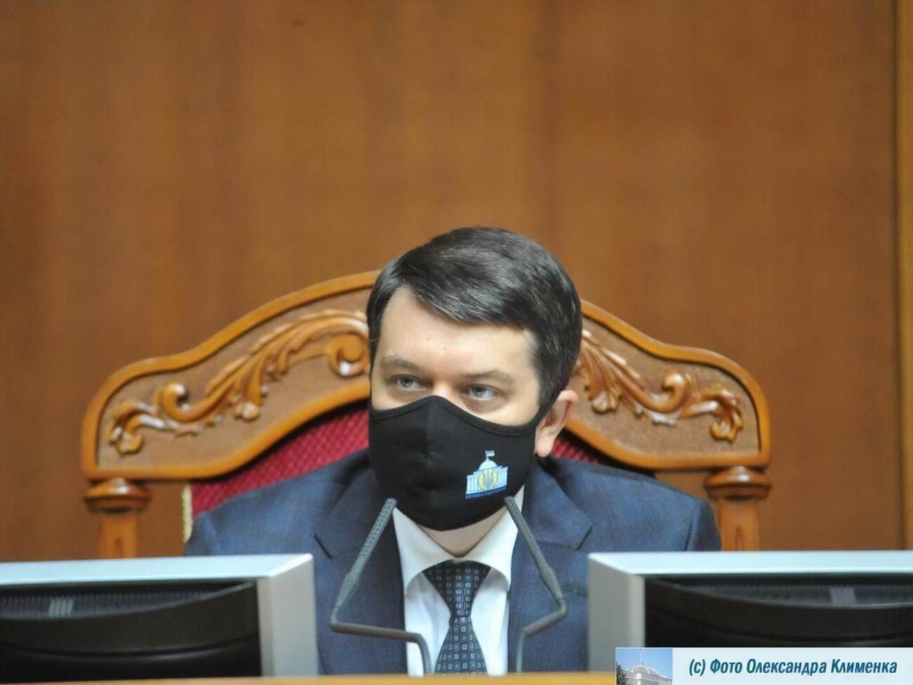 Разумков сказав, що йому хотілося б почути коментарі "все ж таки не від речника ТКГ, а від тих, хто набагато глибше занурений у цей процес"