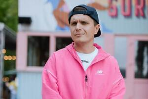 Анатоліч показав, як його собака Айза вперше купається у воді