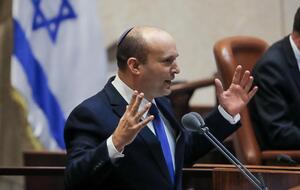 Бенет є представником альянсу правих партій