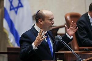 Бенет є представником альянсу правих партій