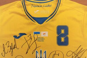 На футболці збірної України з футболу розмістили написи "Слава Україні!" і "Героям слава!"