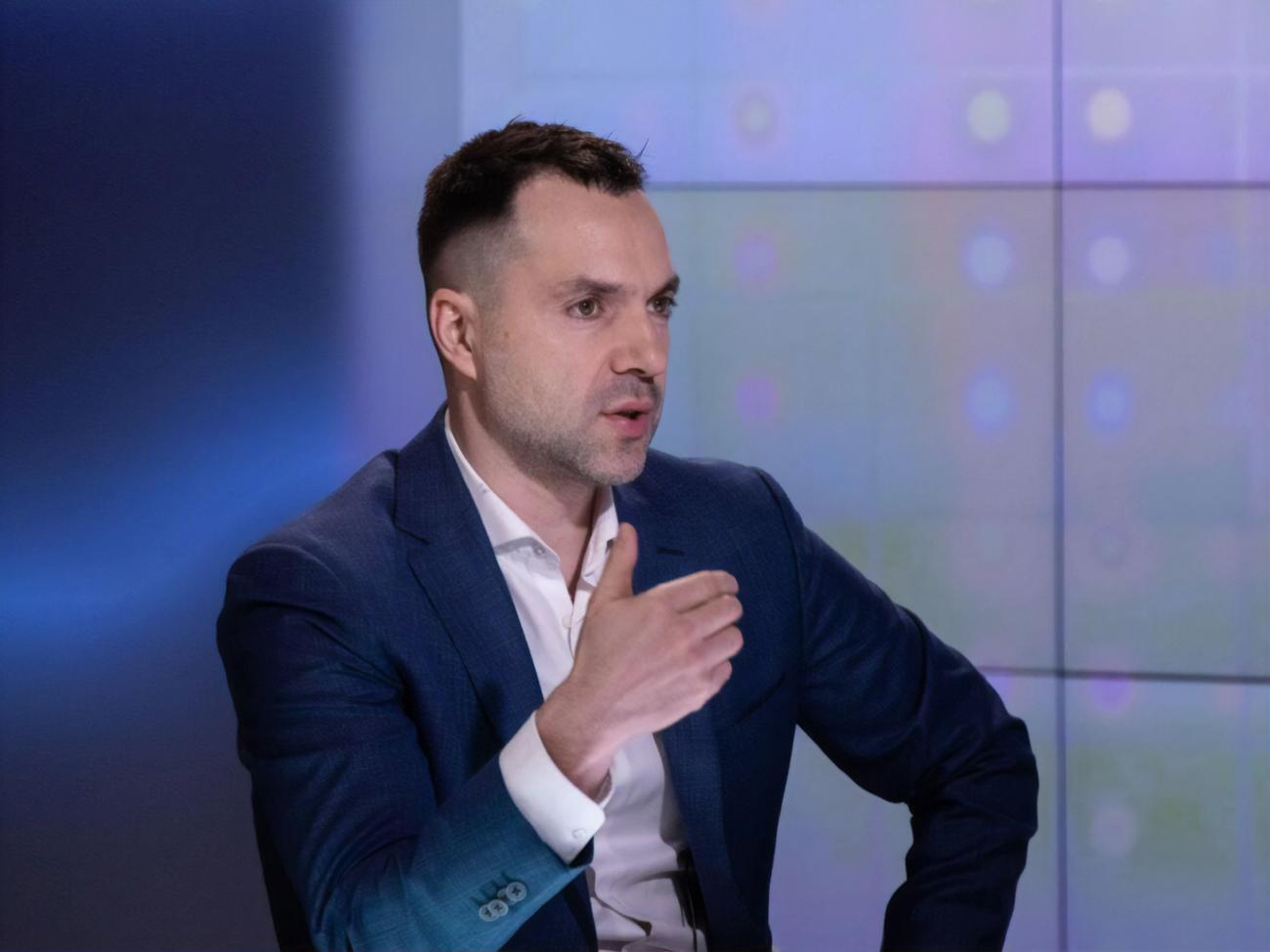 Украина должна быть готовой ко всем видам противостояния с РФ, считает Арестович