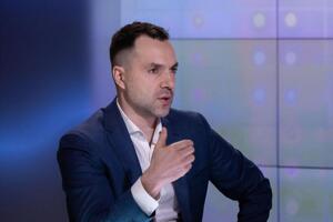 Україна має бути готовою до всіх видів протистояння з РФ, вважає Арестович