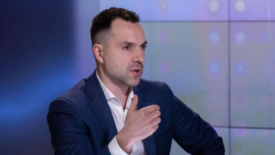 Украина должна быть готовой ко всем видам противостояния с РФ, считает Арестович