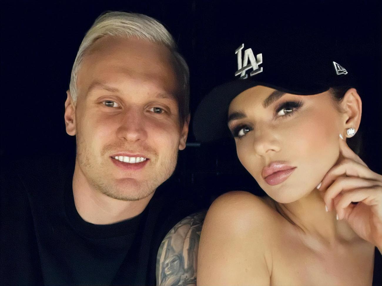 Седокова отдыхает с Тиммой и его сыном от первого брака в Греции