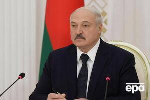 Лукашенко появлялся с автоматом минимум два раза