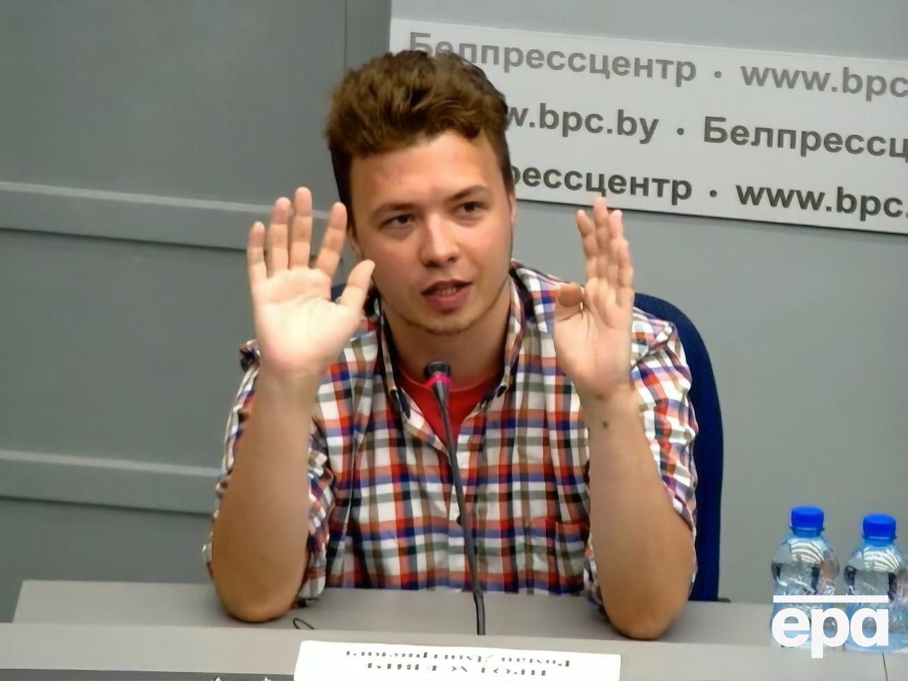 В ходе пресс-конференции Протасевич несколько раз повторил, что с ним все в порядке, и у него ни на что нет жалоб