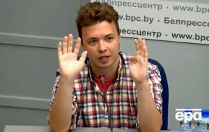 В ходе пресс-конференции Протасевич несколько раз повторил, что с ним все в порядке, и у него ни на что нет жалоб