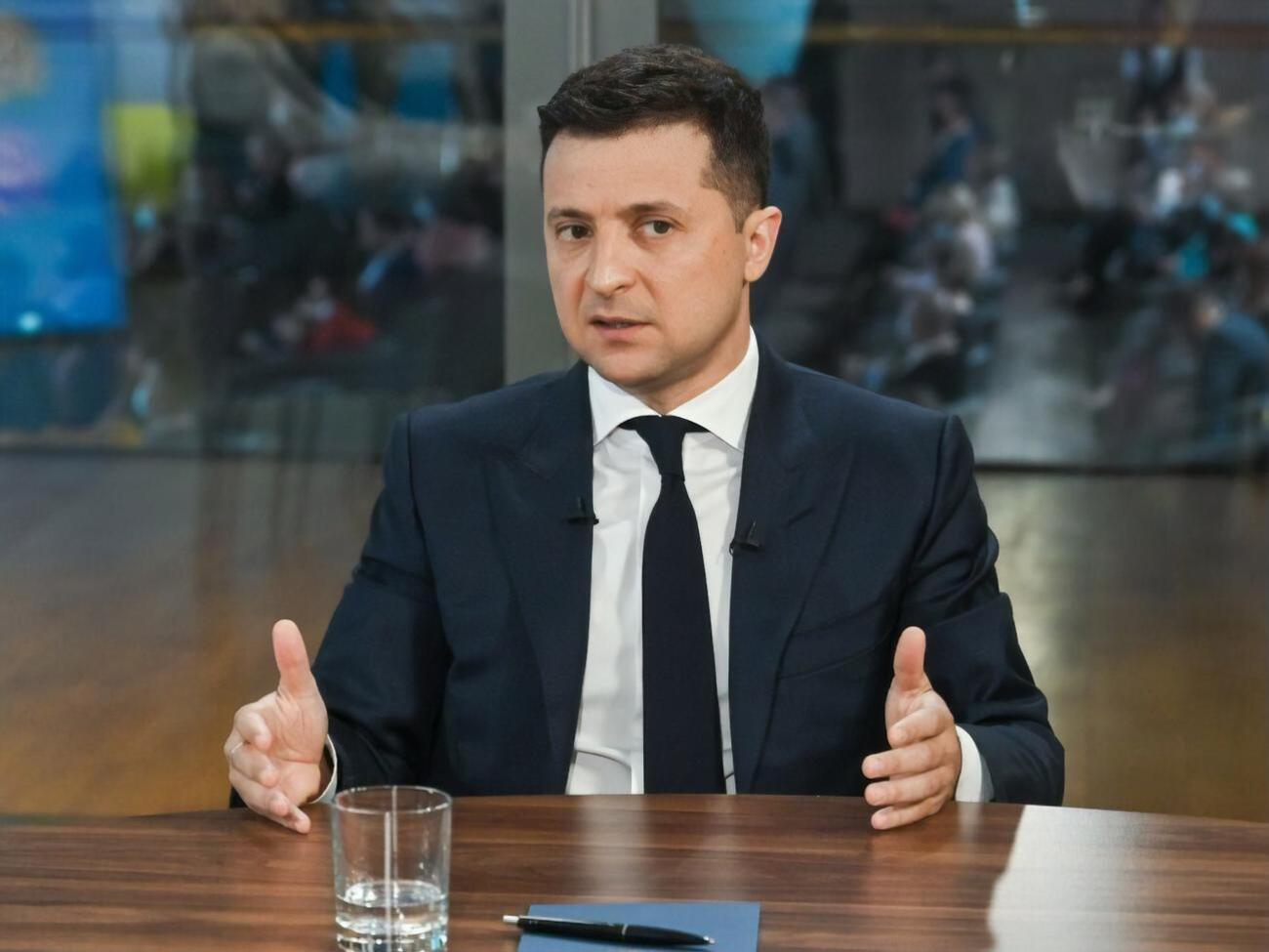 Как отмечают социологи, опрошенные эксперты и журналисты в целом "довольно посредственно" оценивают деятельность Зеленского