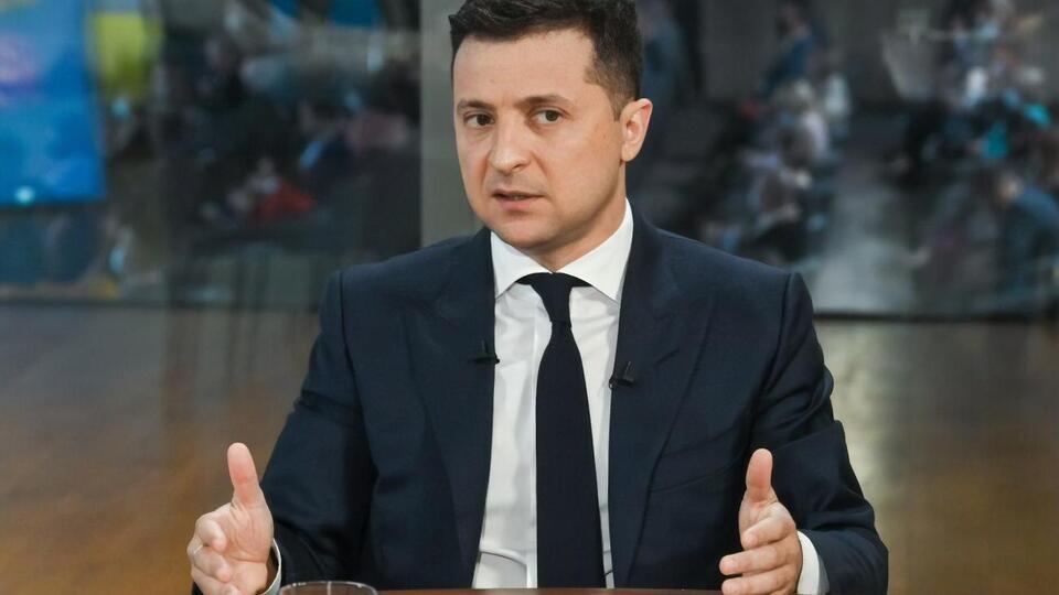 Как отмечают социологи, опрошенные эксперты и журналисты в целом "довольно посредственно" оценивают деятельность Зеленского