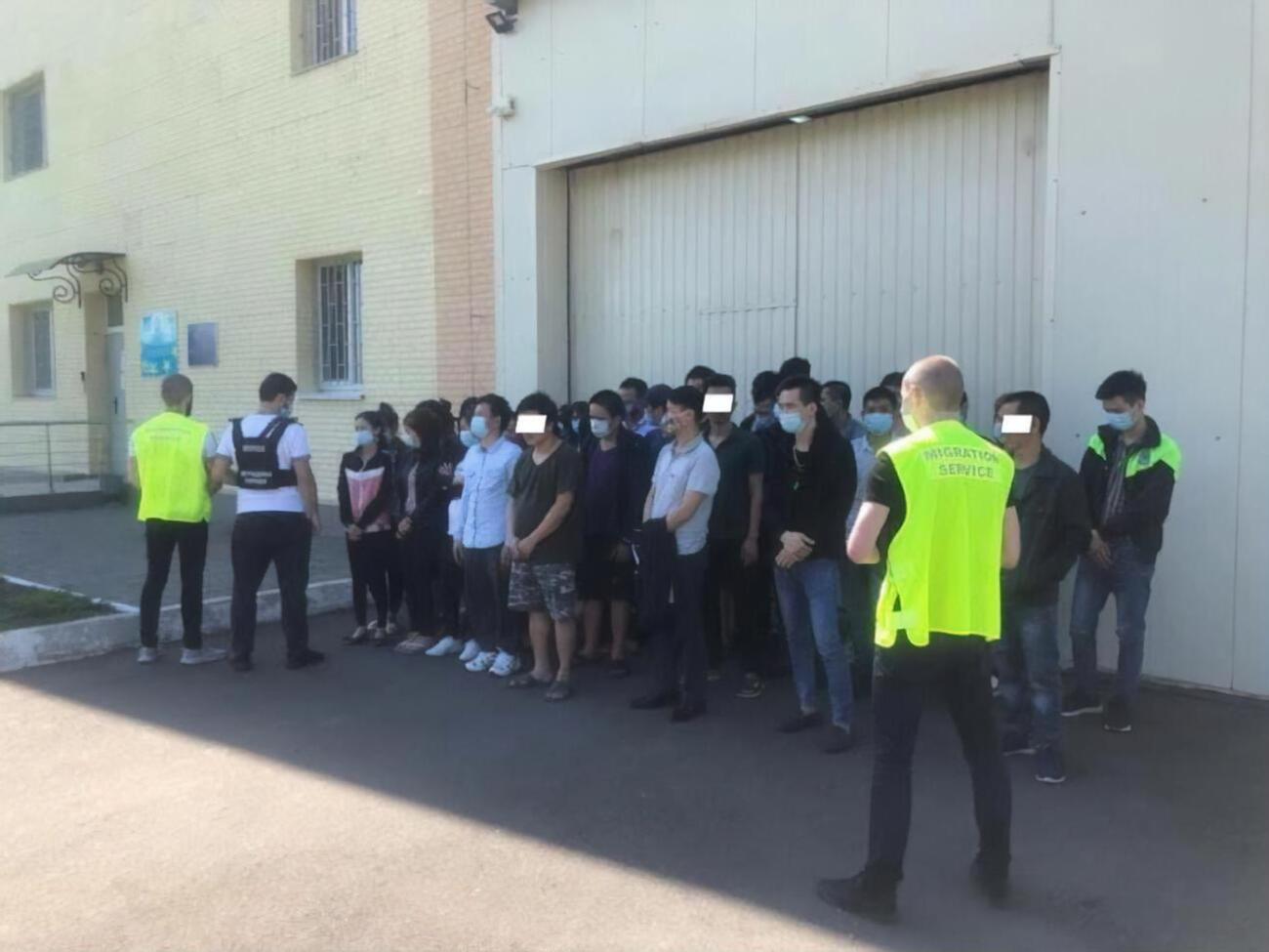 42 человека поместили&nbsp;в пункт временного пребывания иностранцев