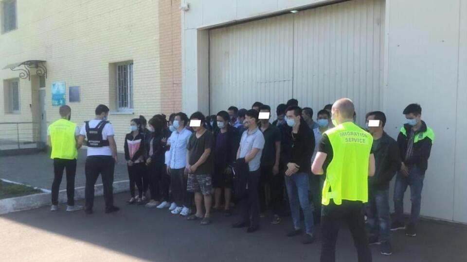 42 человека поместили в пункт временного пребывания иностранцев