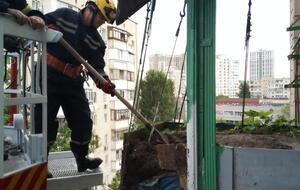 Хозяин балкона в многоэтажном доме наполнил его землей и устроил грядку