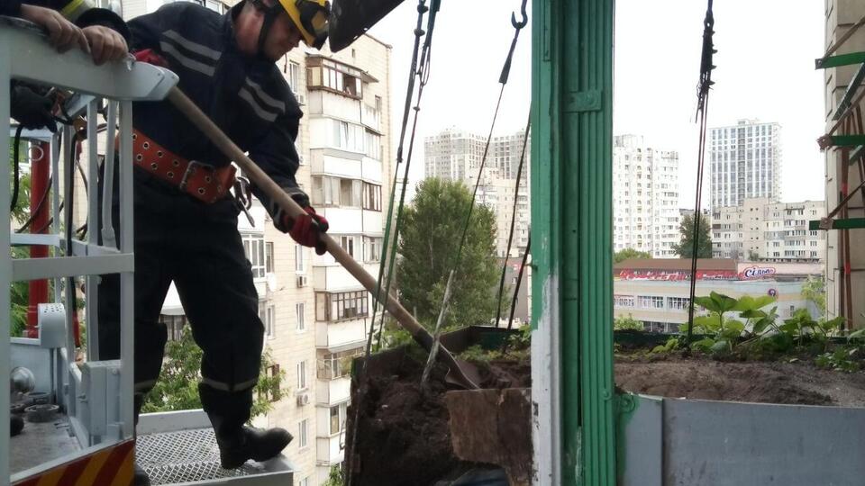 Господар балкона в багатоповерховому будинку наповнив його землею й влаштував грядку