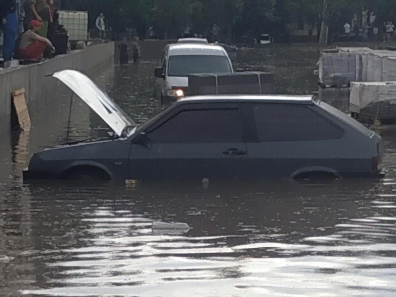 В центре Николаева после ливня утонули десятки автомобилей. Фоторепортаж