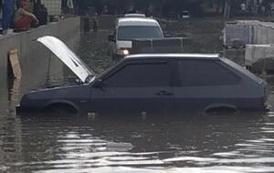В центре Николаева после ливня утонули десятки автомобилей. Фоторепортаж