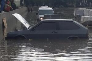 У центрі Миколаєва після зливи потонули десятки автомобілів. Фоторепортаж
