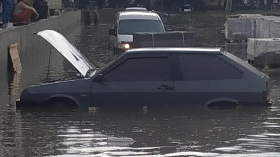 В центре Николаева после ливня утонули десятки автомобилей. Фоторепортаж