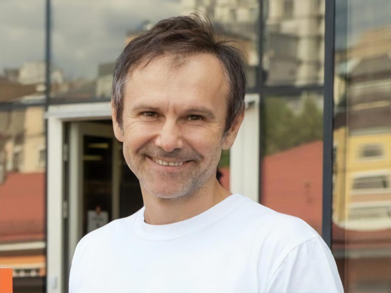 12 июня Вакарчук заявил, что расстался с Фонаревой