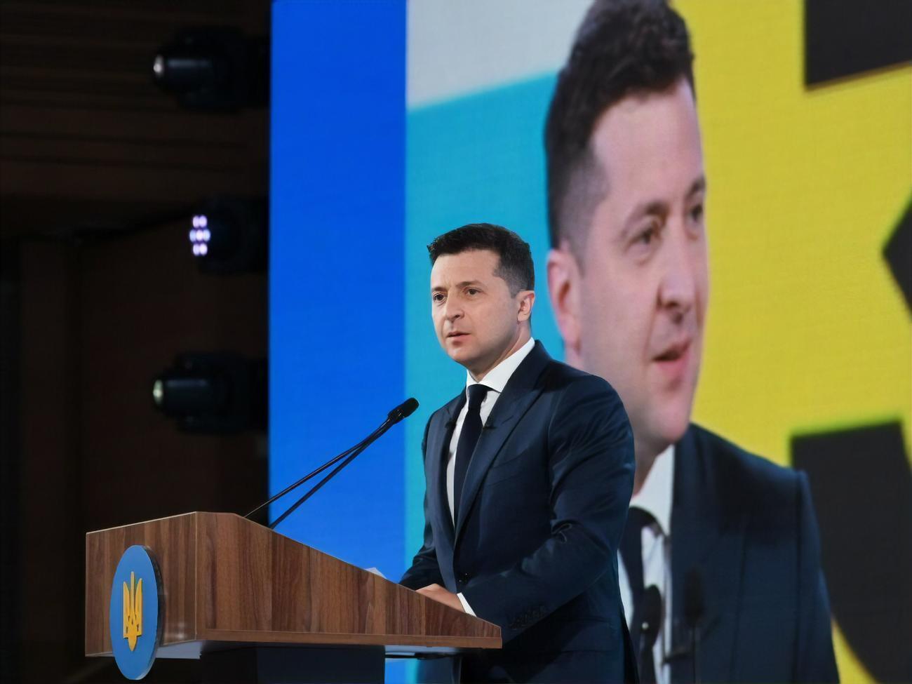 Зеленский: Даже в масках начинаю узнавать людей