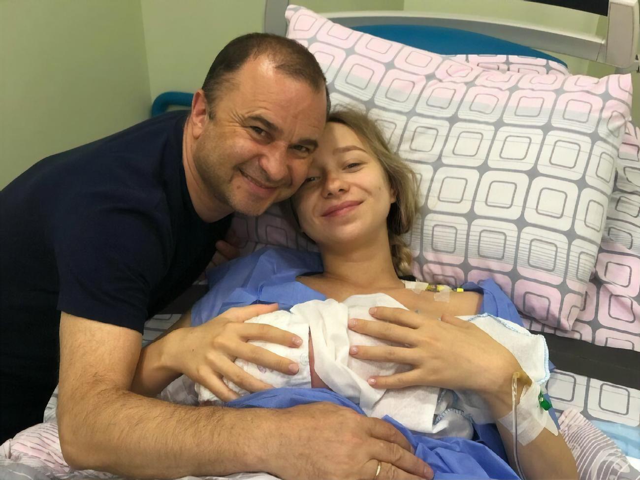 Виктор Павлик в роддоме с женой Екатериной и новорожденным сыном Михаилом